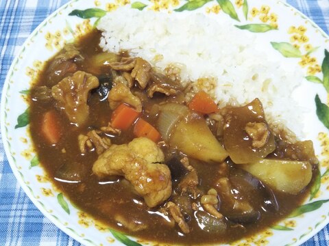 カリフラワーと豚肉と人参とじゃが芋と茄子のカレー☆